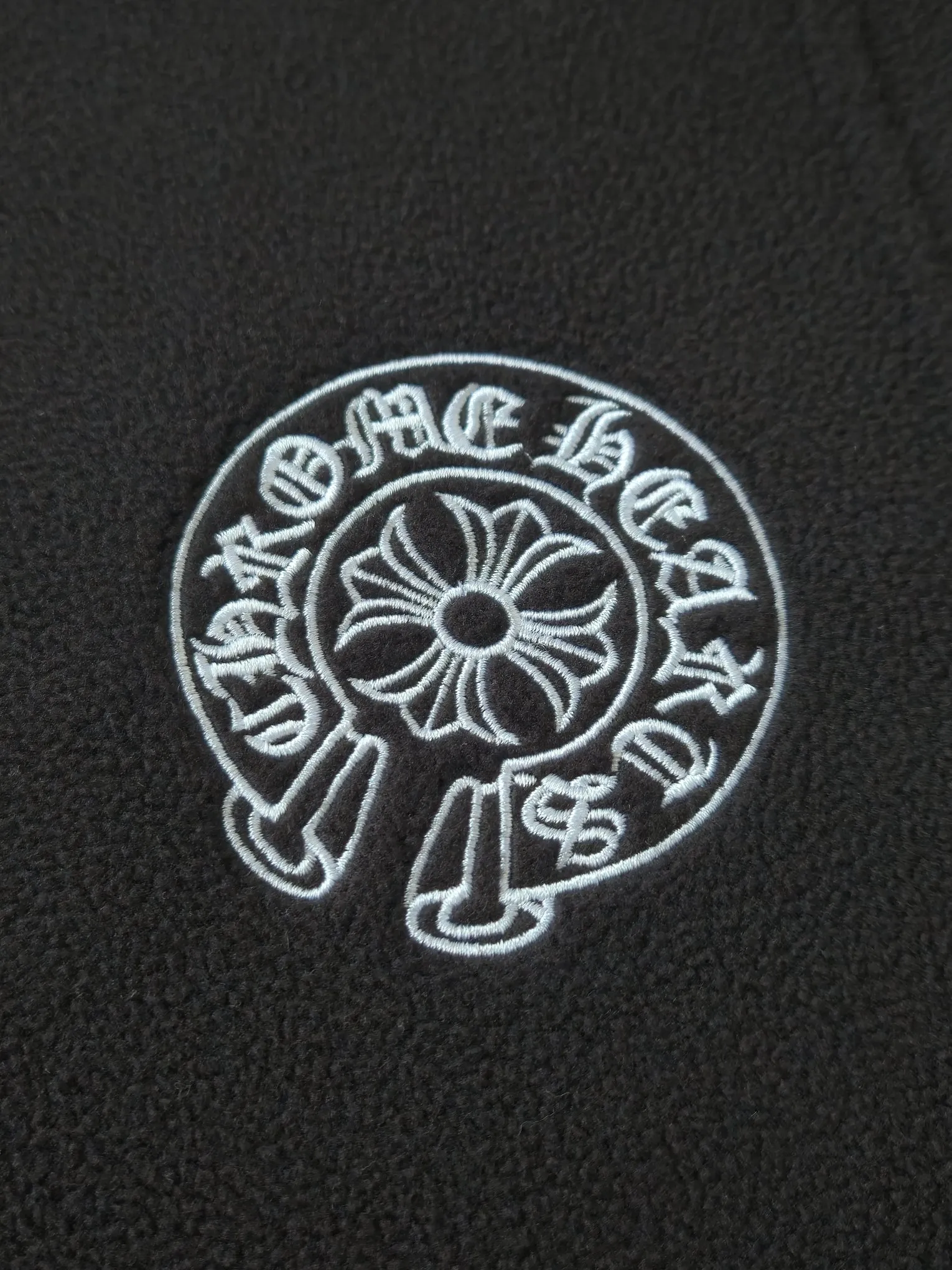 P420 Embroidered double-sided brushed polar fleece hooded sweatshirt is rare in Chrome Heart's selection of materials. It uses terry and brushed fabrics to make it softer and warmer. Classic horseshoe embroidery on the chest. Made of imported lambskin. The crusader flower snap buttons on the collar and the melon beads on the hem are all genuine antique silver. Size S M L